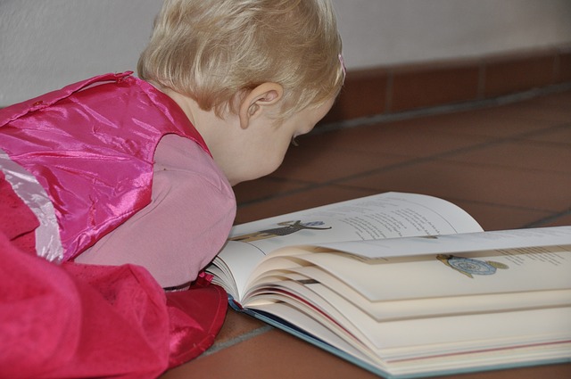 holčička nad knihou