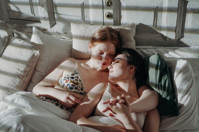 Dve ženy spolu ležia v posteli